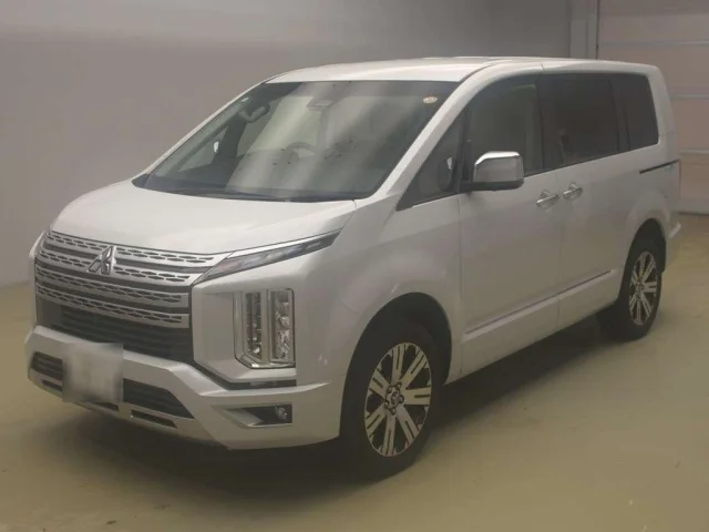 Mitsubishi DELICA D5 — фото 1