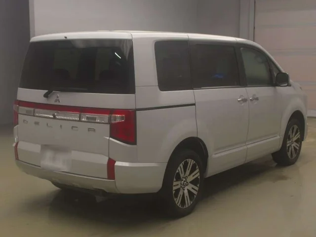 Mitsubishi DELICA D5 — фото 2