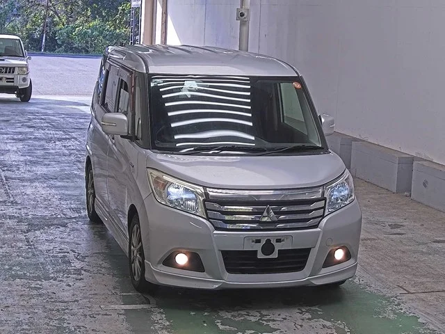 Mitsubishi DELICA D2 — фото 1
