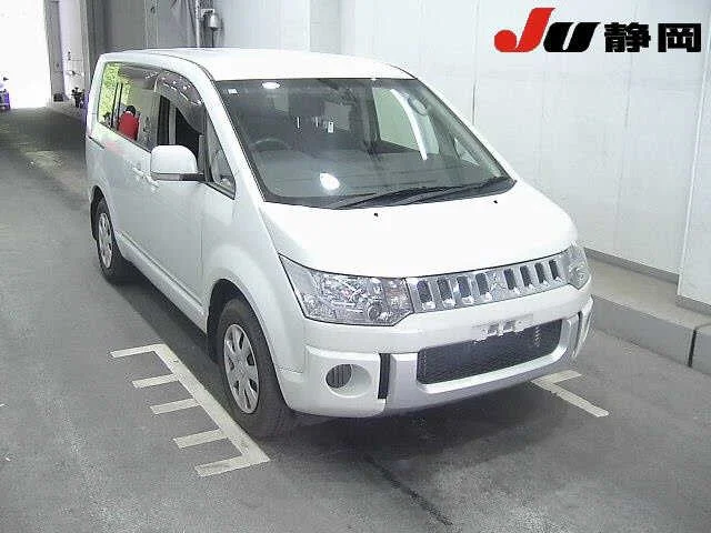 Mitsubishi DELICA D5 — фото 1