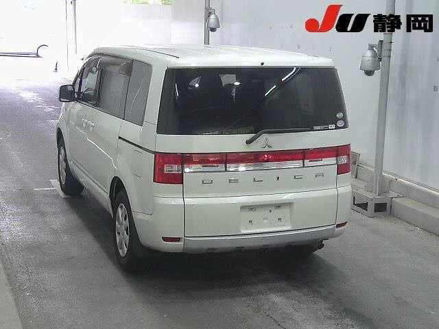 Mitsubishi DELICA D5 — фото 2