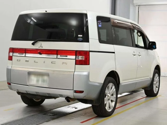 Mitsubishi DELICA D5 — фото 1