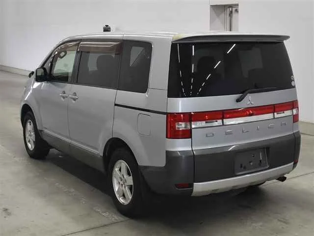 Mitsubishi DELICA — фото 2