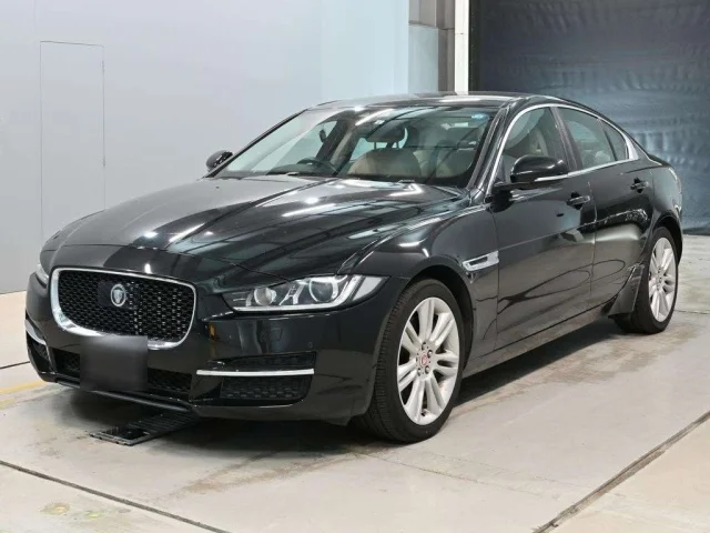 Jaguar XE — фото 1