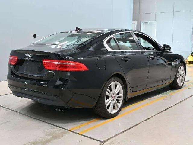 Jaguar XE — фото 2