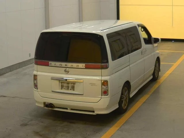 Nissan ELGRAND — фото 2