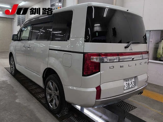 Mitsubishi DELICA — фото 2