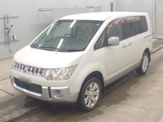 Mitsubishi DELICA D5 — фото 1