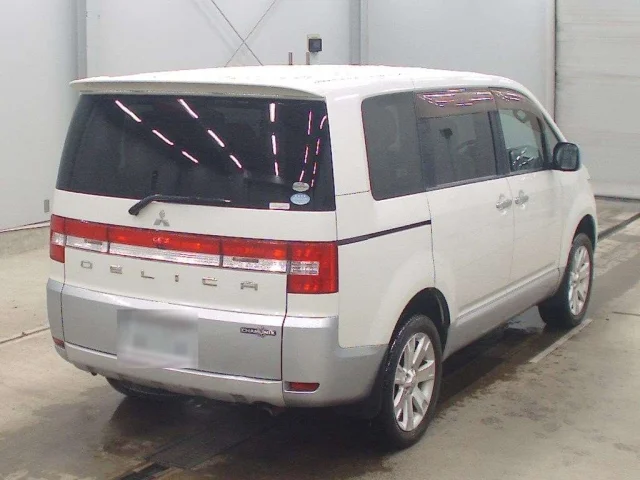 Mitsubishi DELICA D5 — фото 2