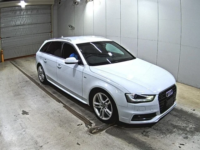 Audi A4 — фото 1