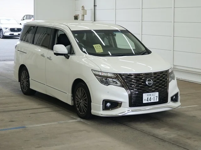 Nissan ELGRAND — фото 1
