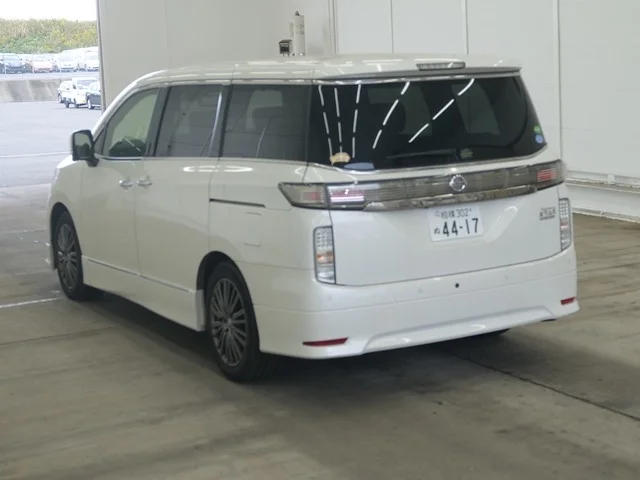 Nissan ELGRAND — фото 2