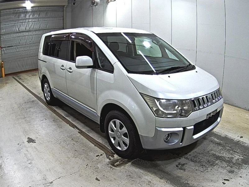 Mitsubishi DELICA — фото 1
