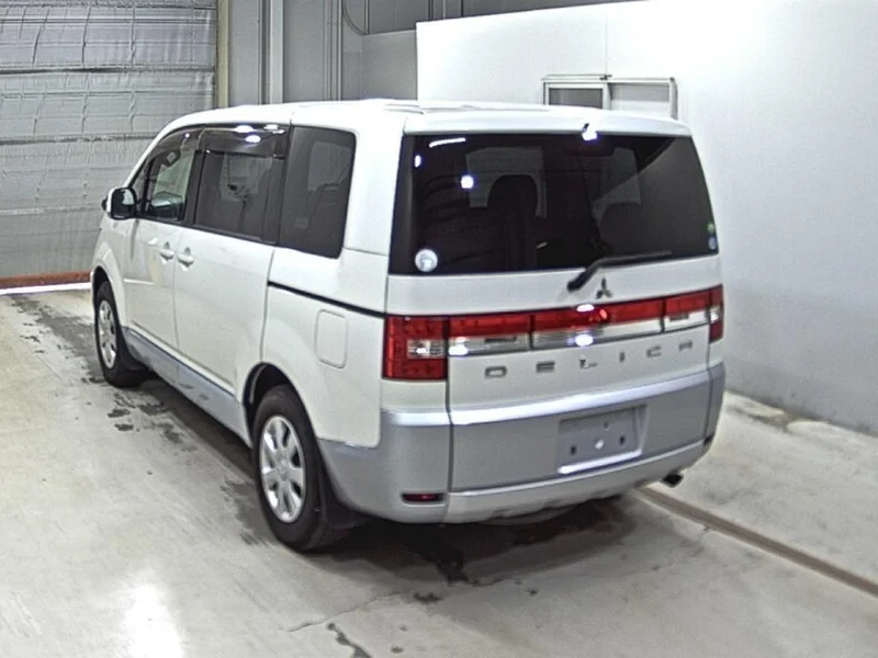 Mitsubishi DELICA — фото 2