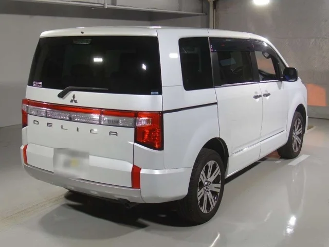 Mitsubishi DELICA D5 — фото 2