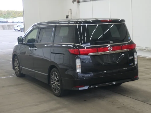 Nissan ELGRAND — фото 2