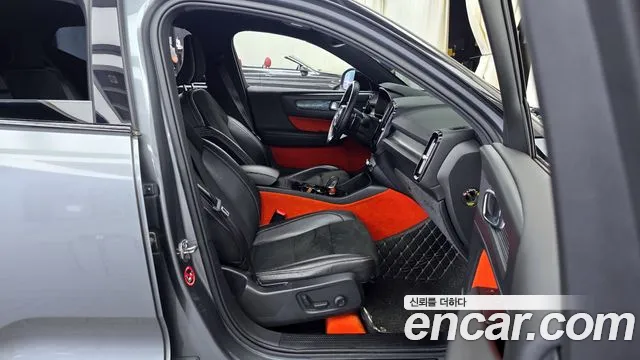 Volvo XC40 — фото 11