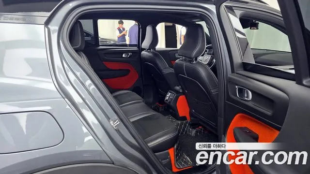 Volvo XC40 — фото 12