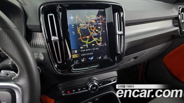 Volvo XC40 — фото 14