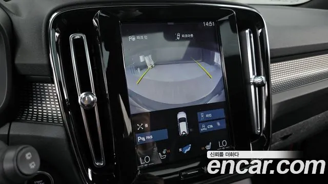 Volvo XC40 — фото 15