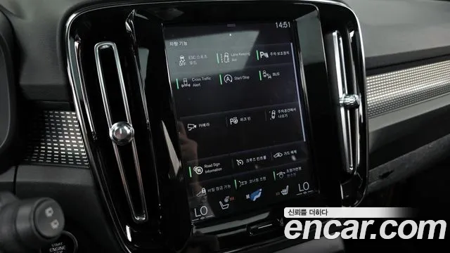 Volvo XC40 — фото 16
