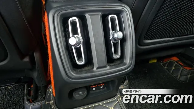 Volvo XC40 — фото 19