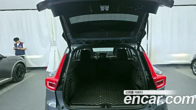 Volvo XC40 — фото 20