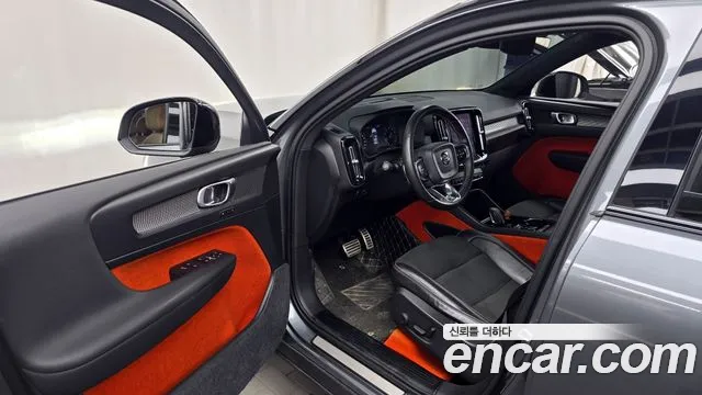 Volvo XC40 — фото 10