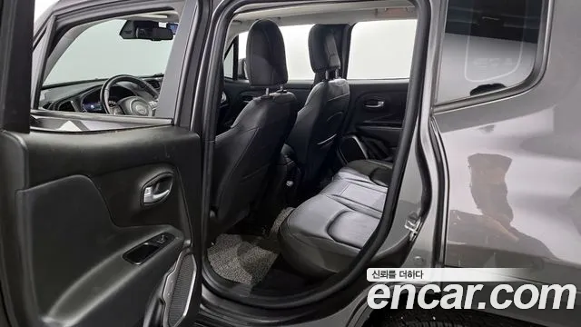 Jeep Renegade — фото 11