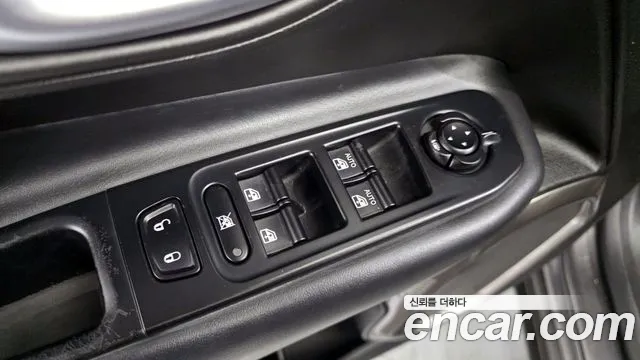 Jeep Renegade — фото 14