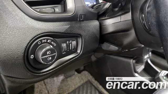 Jeep Renegade — фото 15