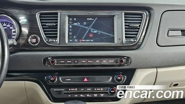 Kia Carnival — фото 14