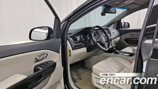 Kia Carnival — фото 10