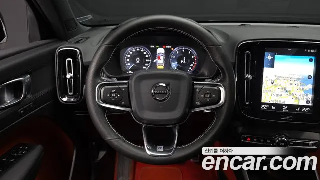 Volvo XC40 — фото 14
