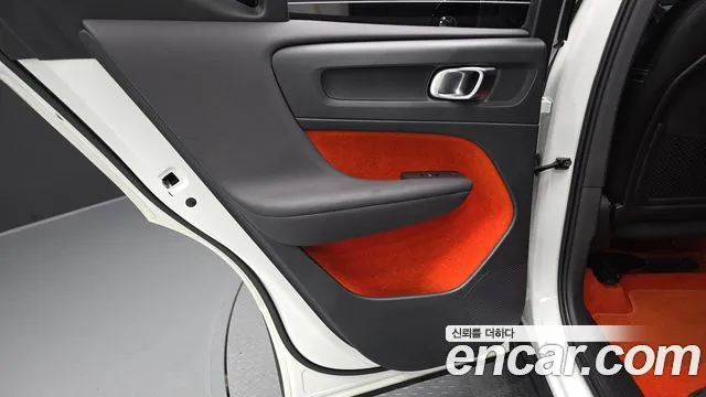 Volvo XC40 — фото 25
