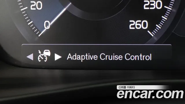 Volvo XC40 — фото 30
