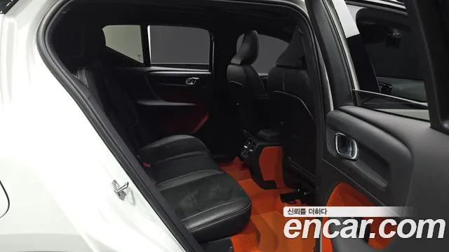 Volvo XC40 — фото 11