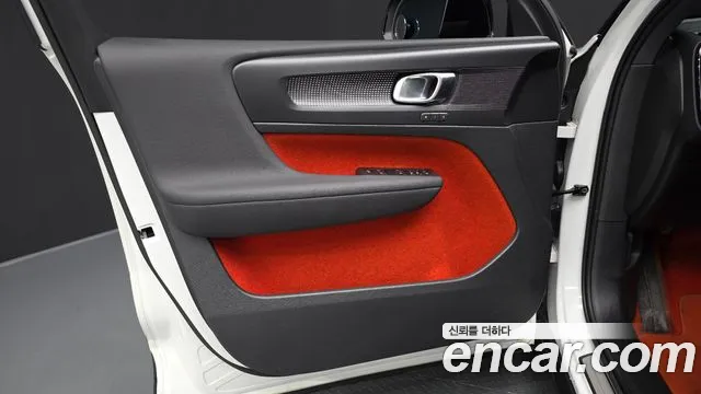 Volvo XC40 — фото 24