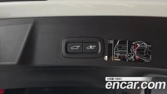 Volvo XC40 — фото 36