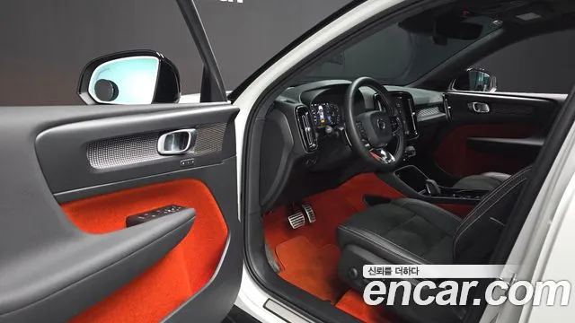 Volvo XC40 — фото 10