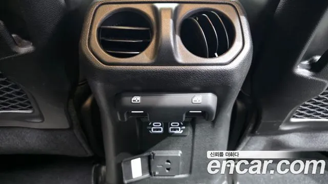 Jeep Wrangler — фото 27