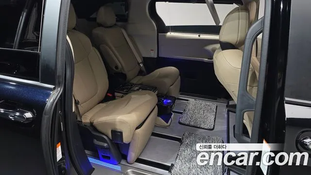 Toyota Sienna — фото 11