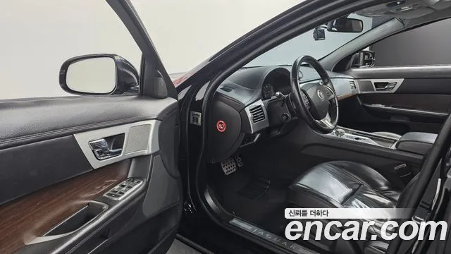 Jaguar XF — фото 12