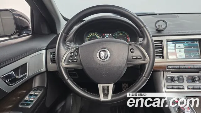Jaguar XF — фото 15