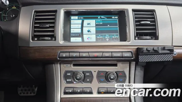 Jaguar XF — фото 16