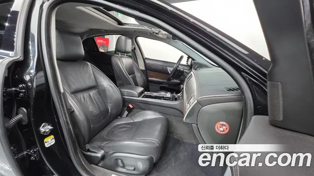 Jaguar XF — фото 10