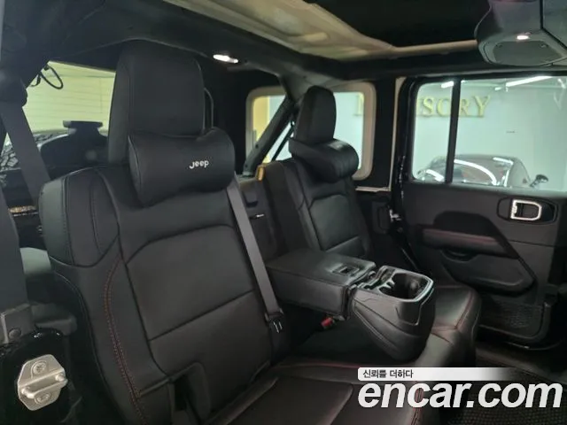 Jeep Wrangler — фото 15