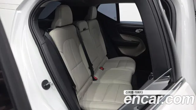 Volvo XC40 — фото 11