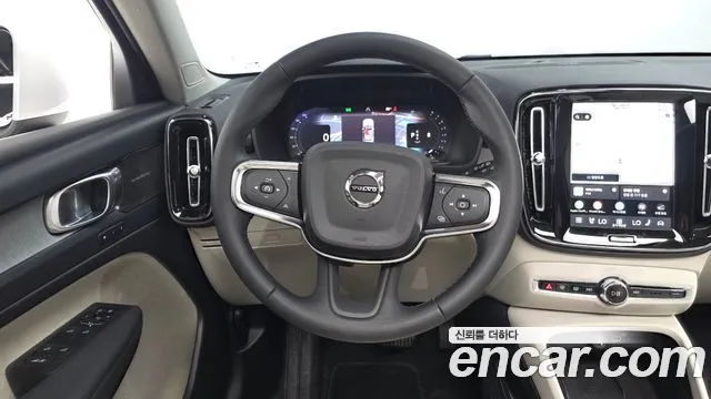 Volvo XC40 — фото 12