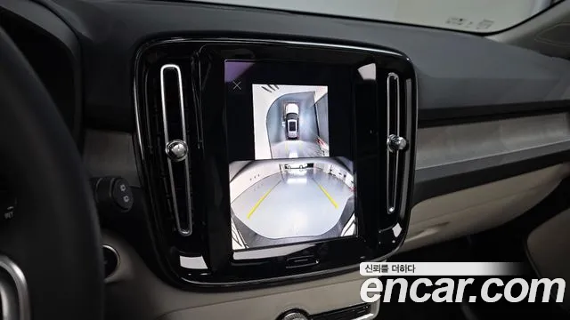Volvo XC40 — фото 14